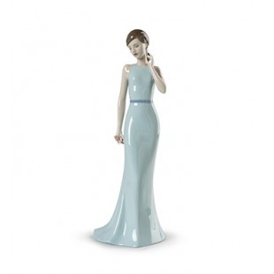 Nao by Lladrò Giovane elegante con fiore azzurra